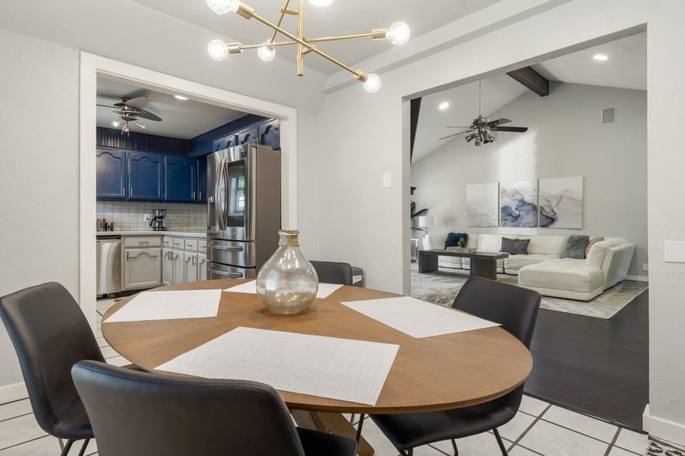 Dining room with table with 4 chairs
