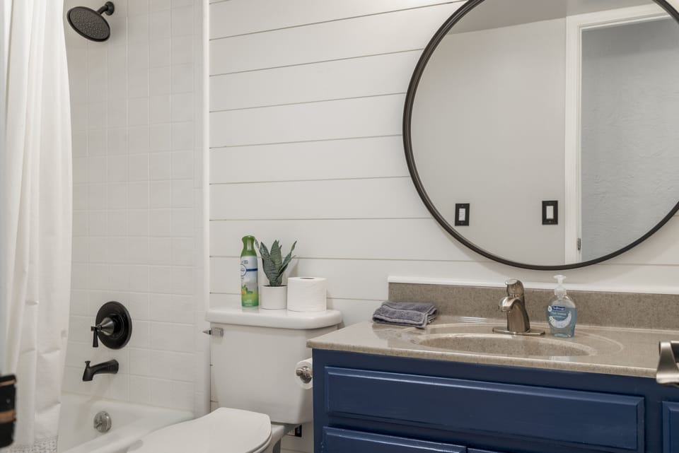 Hall bathroom - full shower/bath