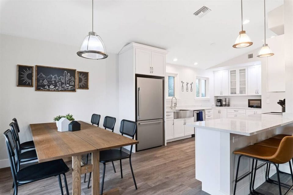 Stay in a cozy home with a modern kitchen, perfect for cooking and hanging out.