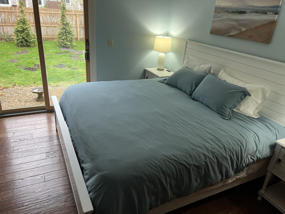 King size comfort brand new bed and en suite bath 