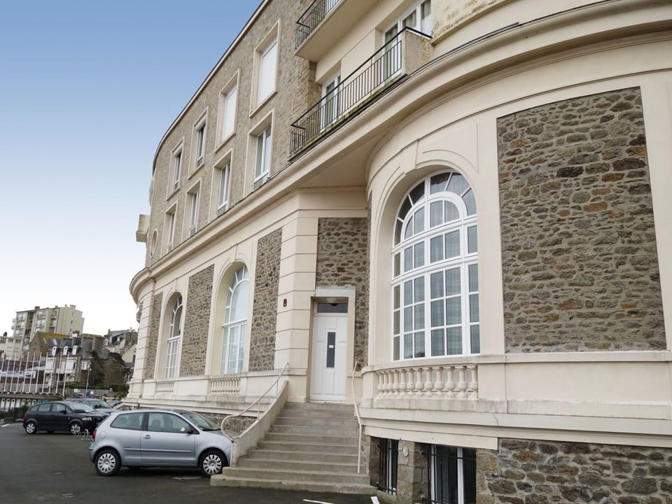 Car, Wheel, Building, Window, Vehicle, Sky, Neighbourhood, Residential Area, Facade