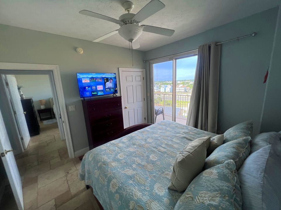 Guest Bedroom with Balcony Access - King Size Bed with guest bath access