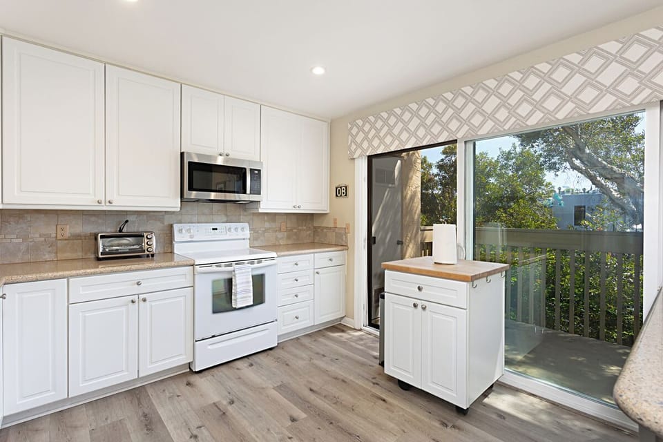 Full kitchen