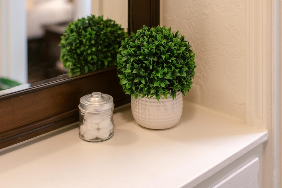 Simple and charming decor with a touch of greenery.