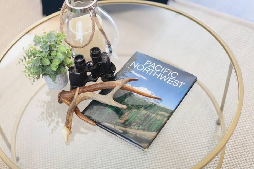 A touch of adventure with rustic decor and Pacific Northwest charm.