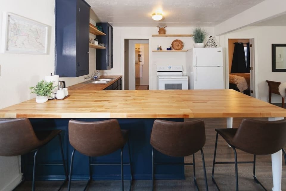 Cook and entertain in style with this elegant kitchen – where sophistication meets functionality.