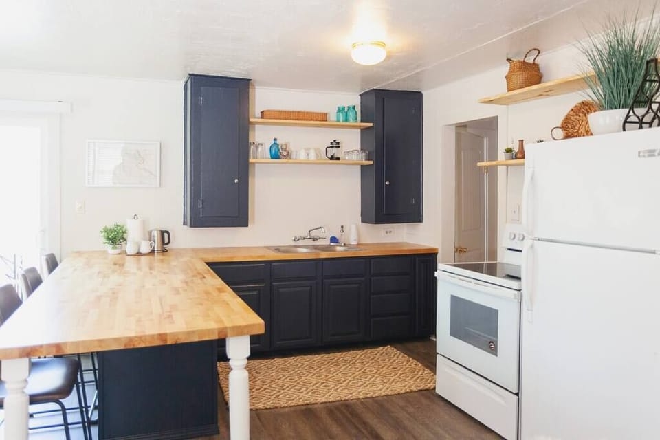 Cook and entertain in style with this elegant kitchen – where sophistication meets functionality.