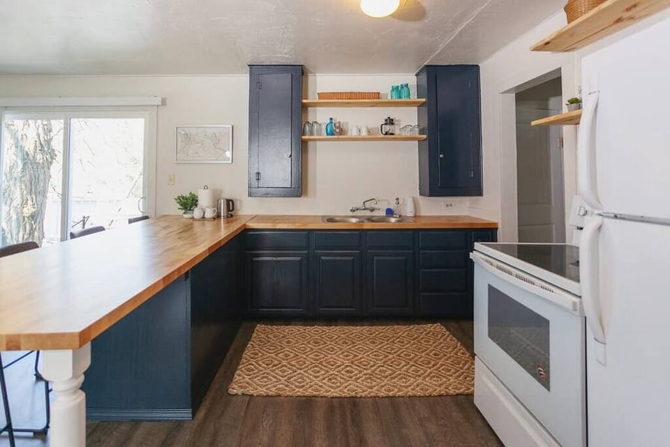 Cook and entertain in style with this elegant kitchen – where sophistication meets functionality.