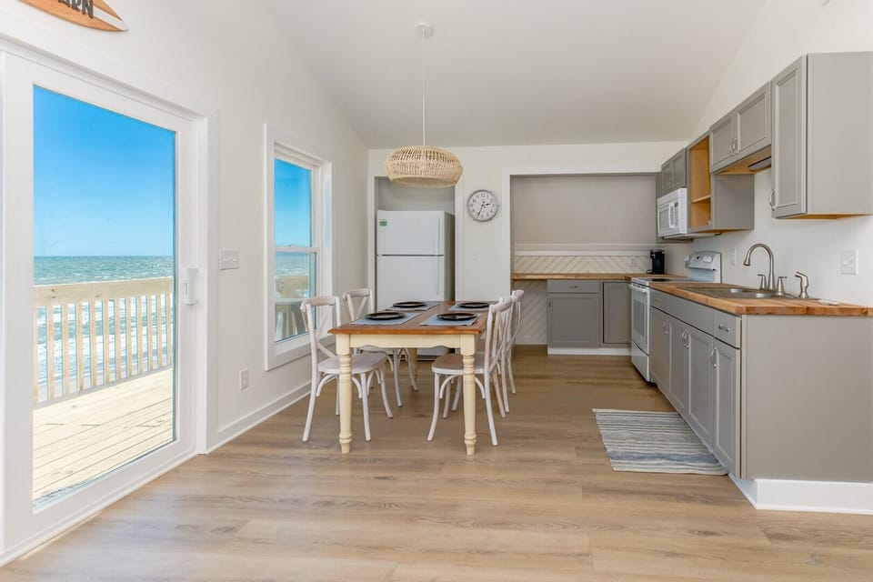 Kitchen & Dining Area