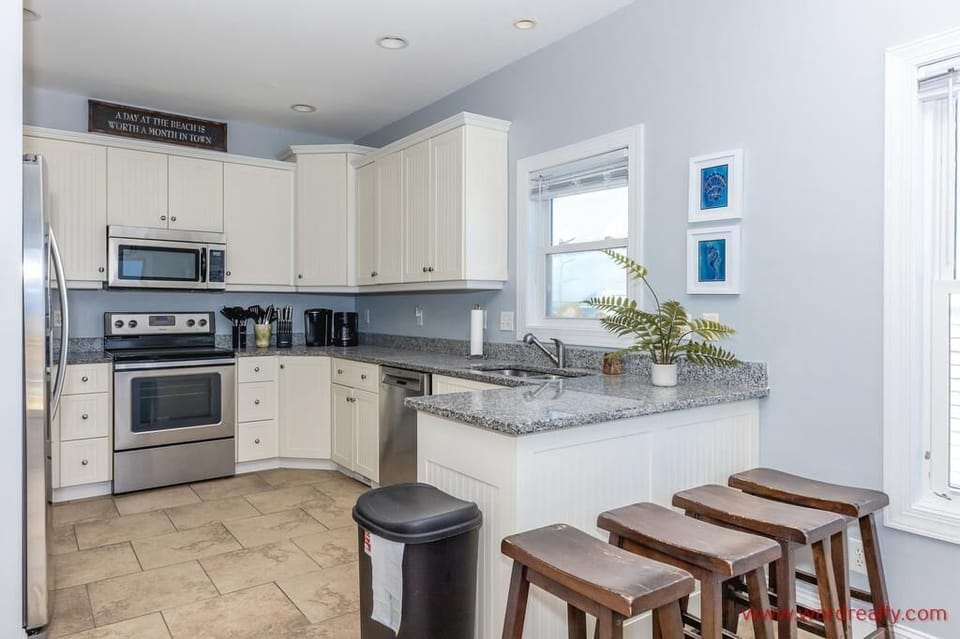 Kitchen w Eat In Bar