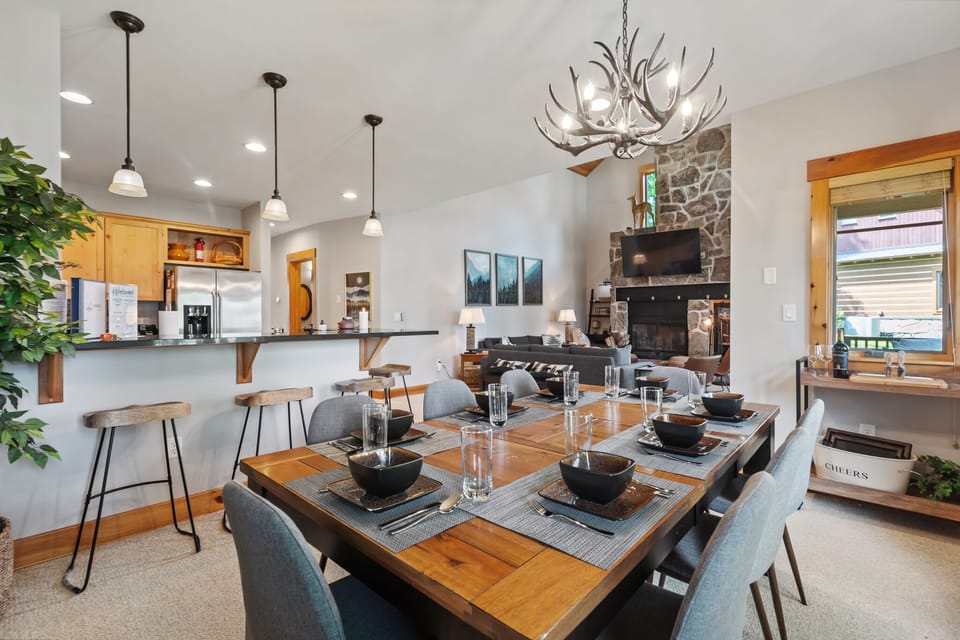Dining Area seats 12 total (including 4 stools on kitchen island)