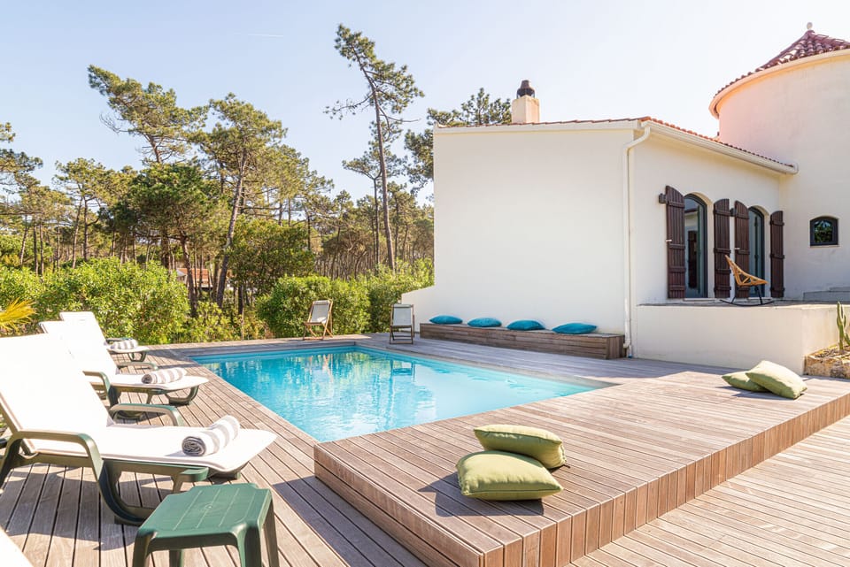 Private pool and sun terrace with wooden decking — Villa Jade, holiday villa in Sintra