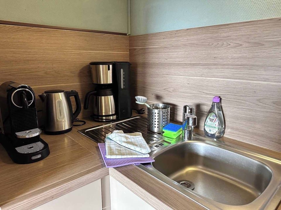 Küchennische mit Nespressomaschine und Kaffeemaschine.