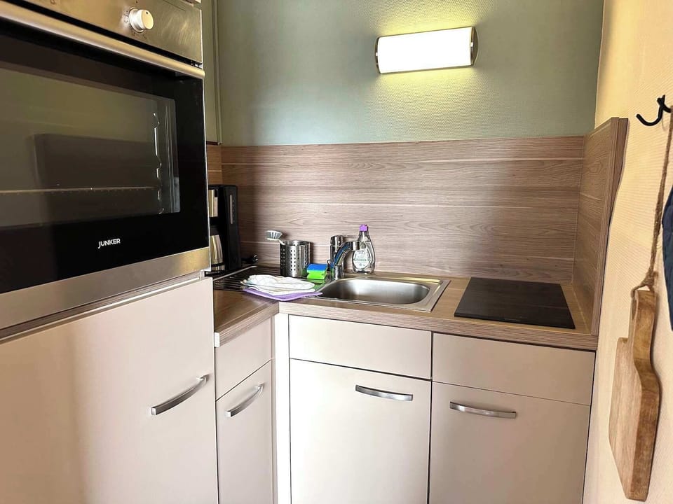 Küchennische mit Induktionsherd 2 Platten, Backofen und Kühlschrank. 
