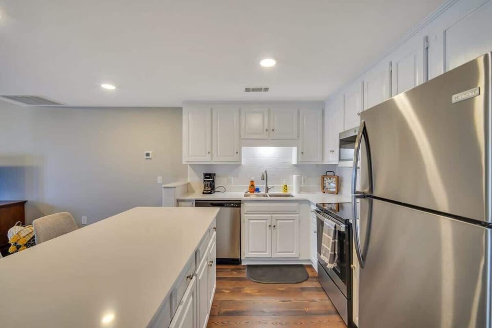 Another view of the kitchen!