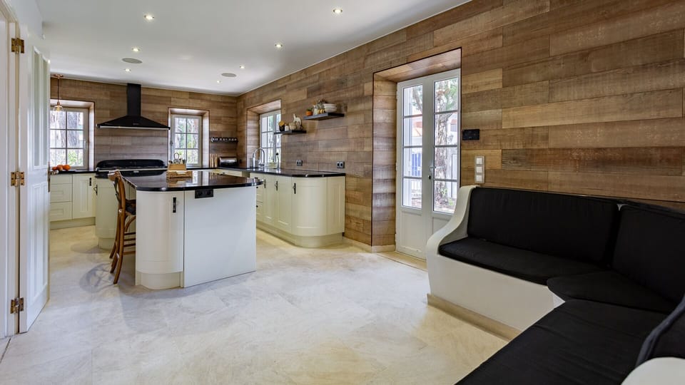 Kitchen area where you can lounge as well in the large built in sofa.