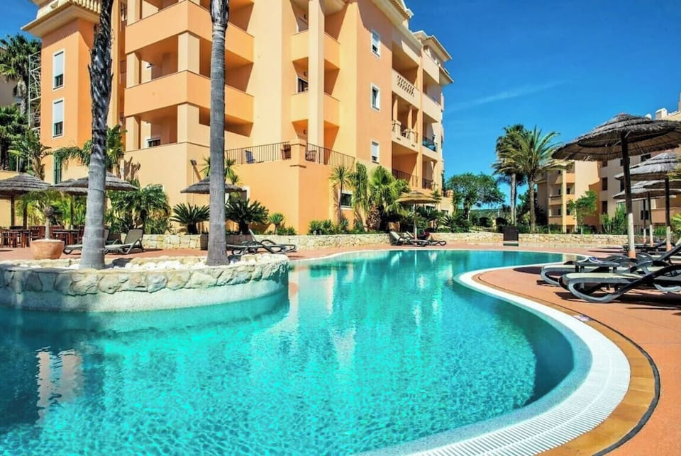 Children's pool (heated mid Apr to mid Oct)