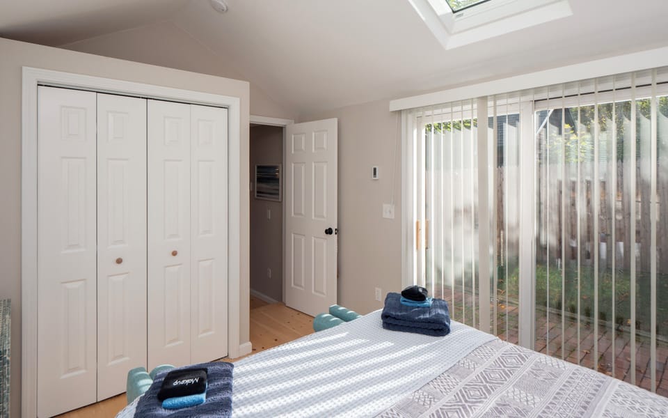 1 bedroom, iron/ironing board, internet, bed sheets