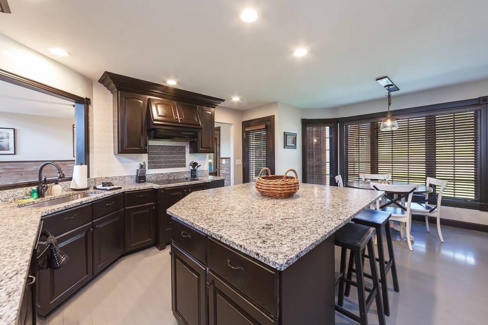 Fully equipped kitchen, with ample counter space!