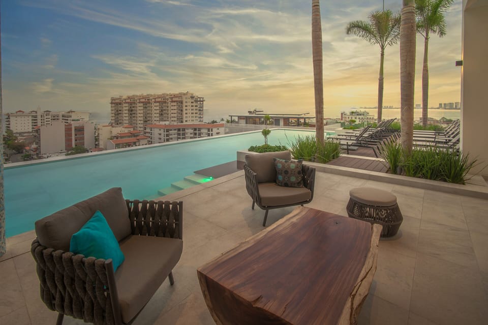 Roof top and best view of the city only 3 blocks from the beach 