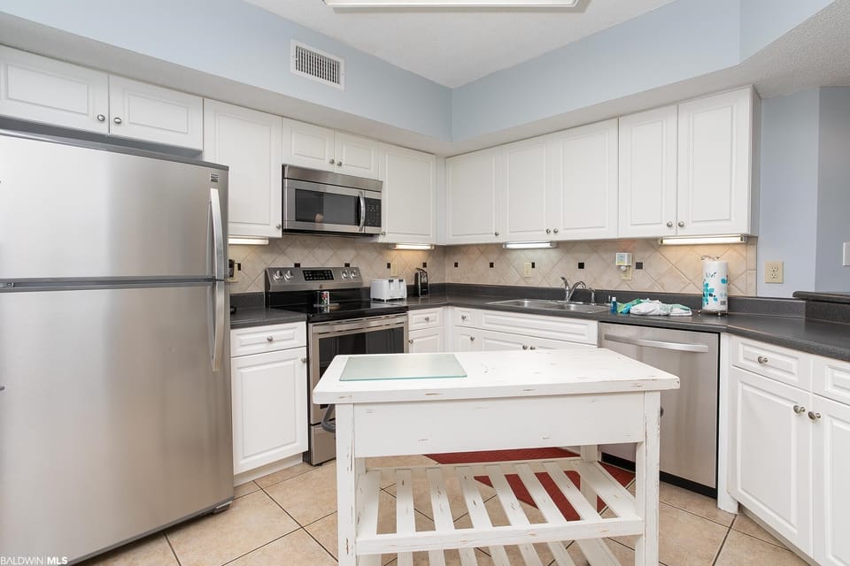 Full kitchen