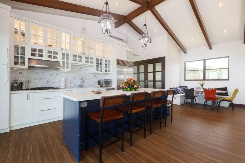 Island with breakfast bar