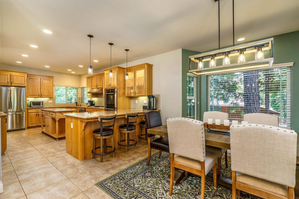 Enjoy breakfast in the nook and sitting area.
