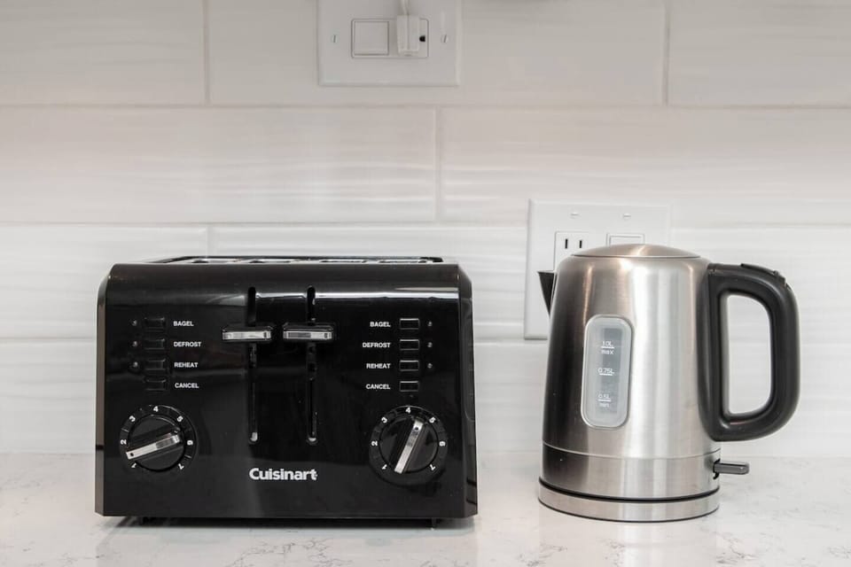 Toaster and electric kettle.