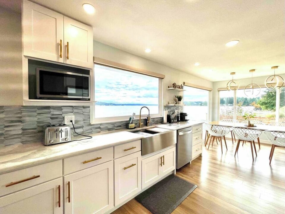 Fully equipped kitchen. Nespresso and pods are provided for enjoying.