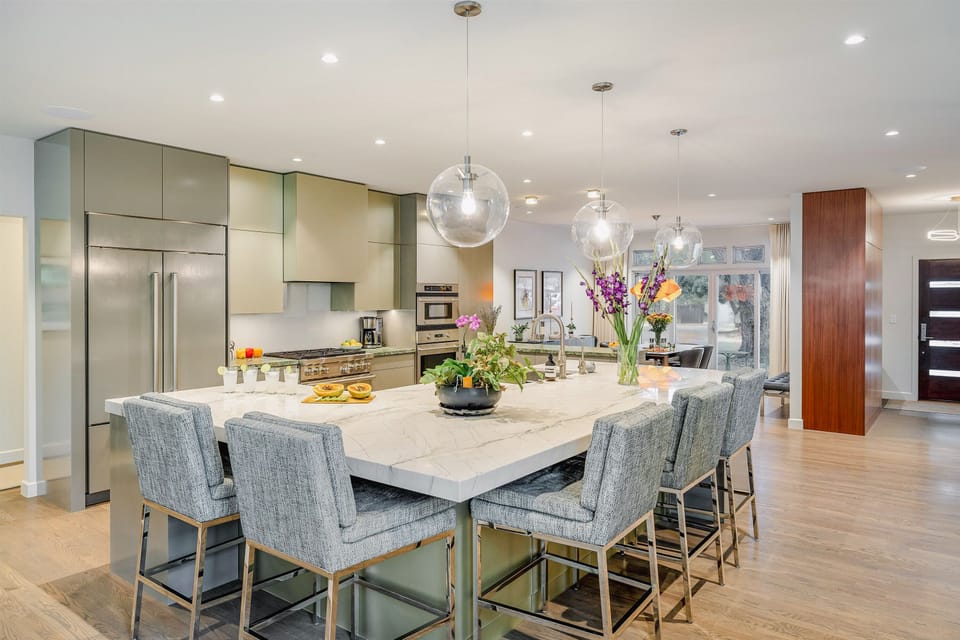 Fully-equipped kitchen with island