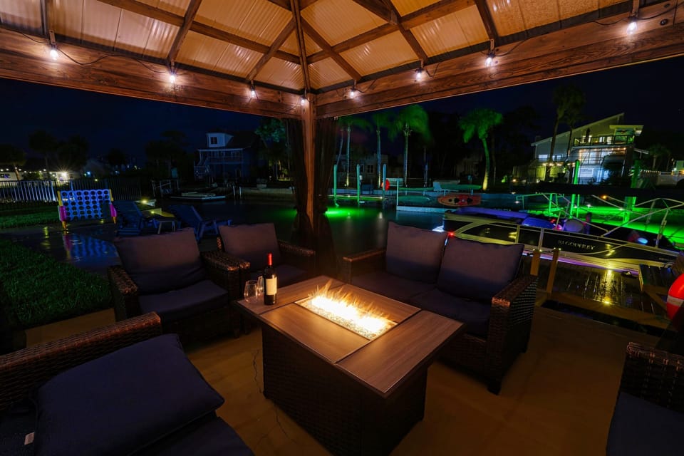 Evenings are where Sunshine Escape truly shines. Gather around the fire table, enjoy a glass of wine, and watch the canal come alive under the glow of the dock lights.