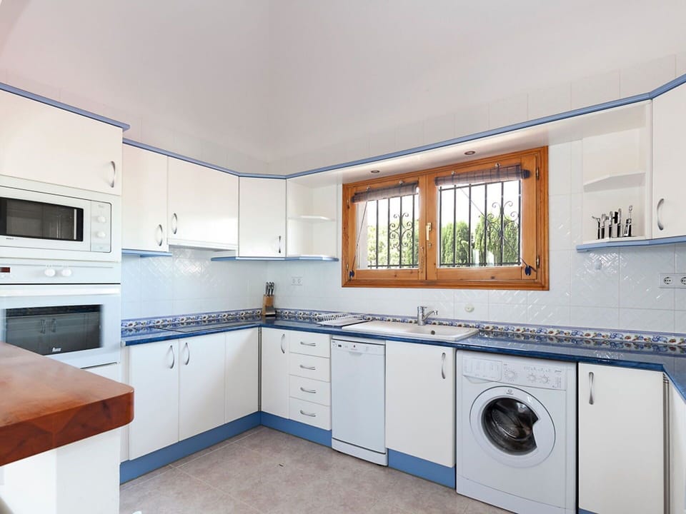 Countertop, Cabinetry, Property, Sink, Tap, Kitchen Sink, Kitchen, Kitchen Stove, Kitchen Appliance, Window
