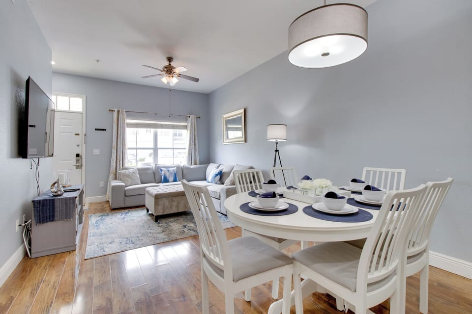 Dining Area | Dishware/Flatware Provided