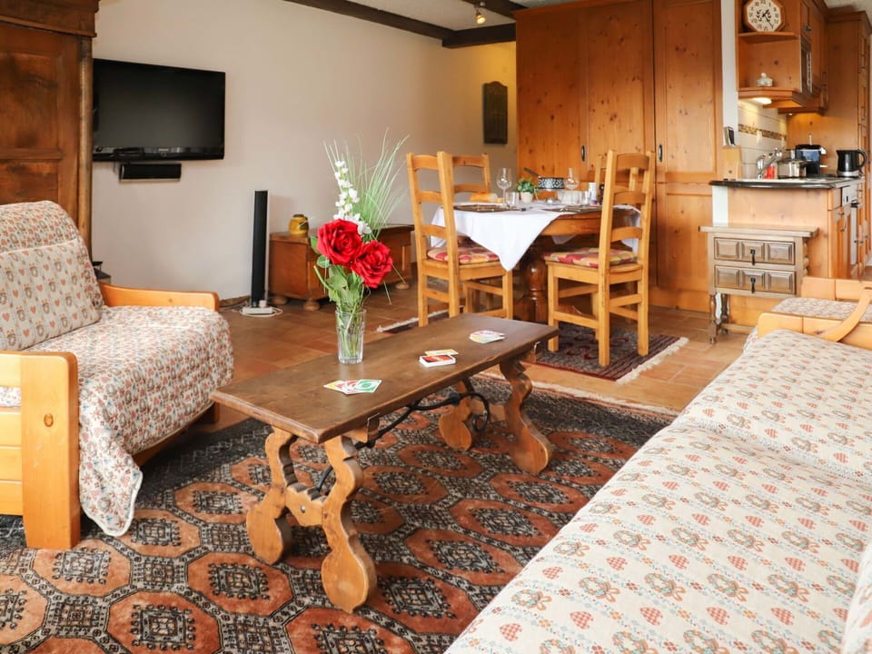 Furniture, Property, Table, Wood, Flower, Picture Frame, Interior Design, Building, Houseplant, Flooring