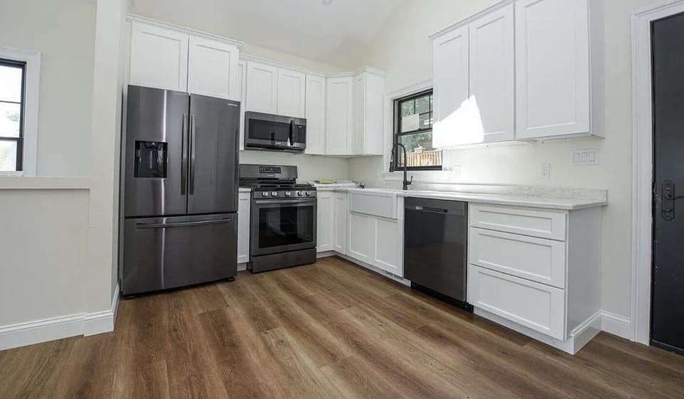 Brand new beautiful kitchen.