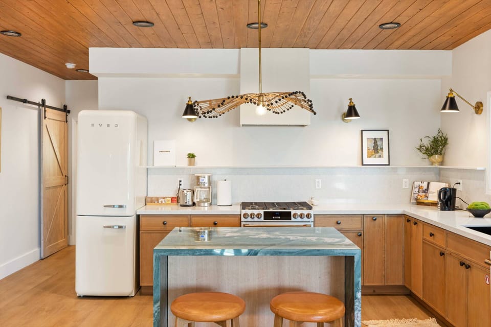 Modern Kitchen w Full Amenities Dishwasher, Microwave, Coffee Maker, plus More!
