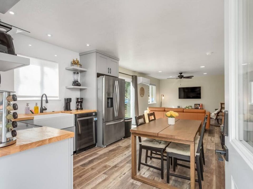 Spacious and clean fully equipped kitchen- Back unit
