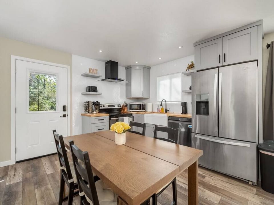 Spacious and clean fully equipped kitchen- Back unit