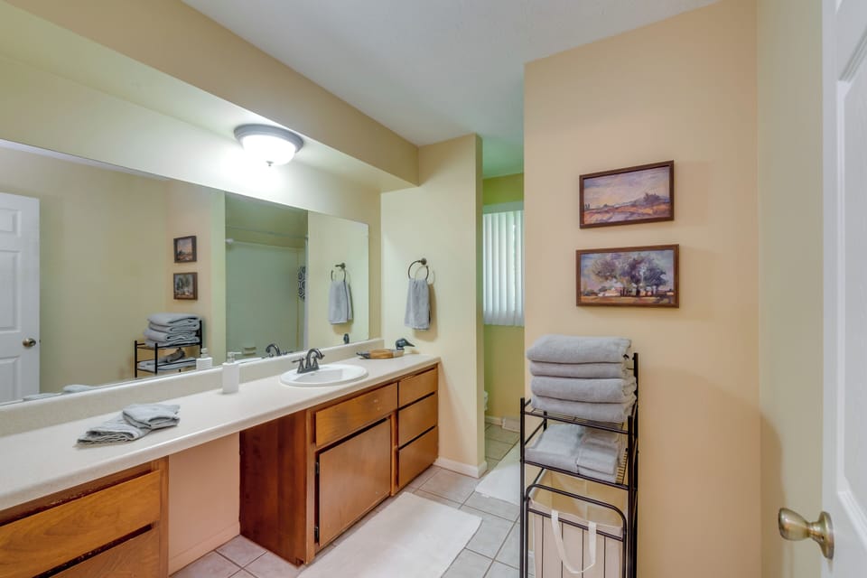 Full Bathroom | Main Floor | Access via Bedroom 1 | Complimentary Toiletries