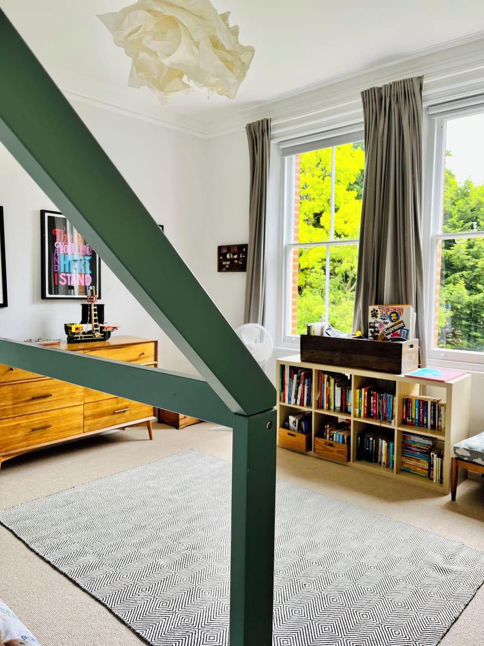 Cabin bed room with trundle