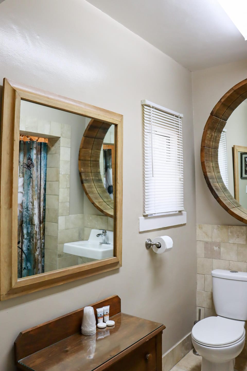 Bonnie Inn Unit 5 with Breakfast Nook Bathroom 1 30