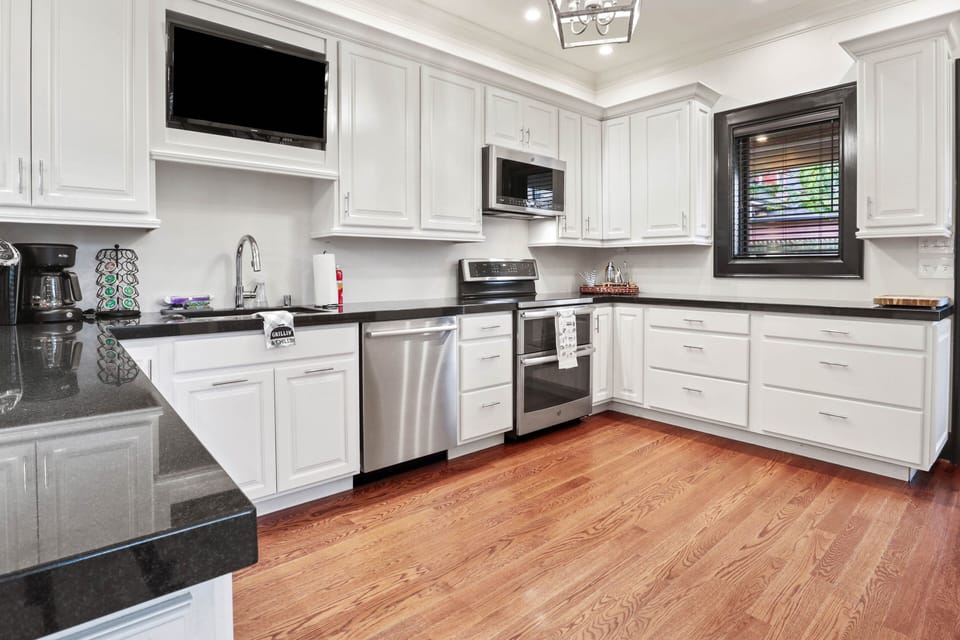Fully Updated Kitchen - Fully Stocked