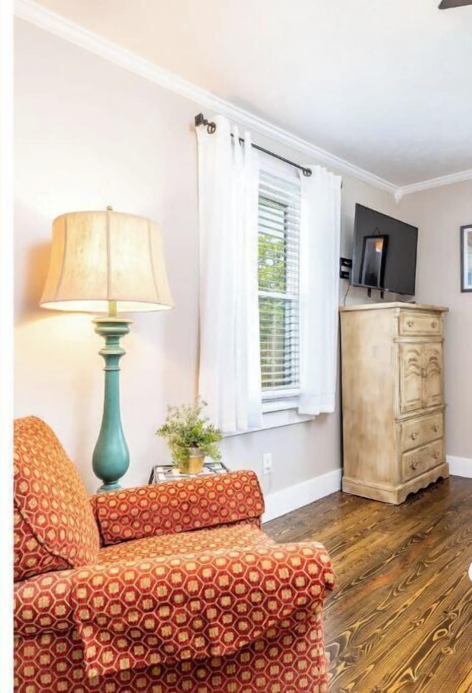 Sitting area in 2nd bedroom, 43" TV