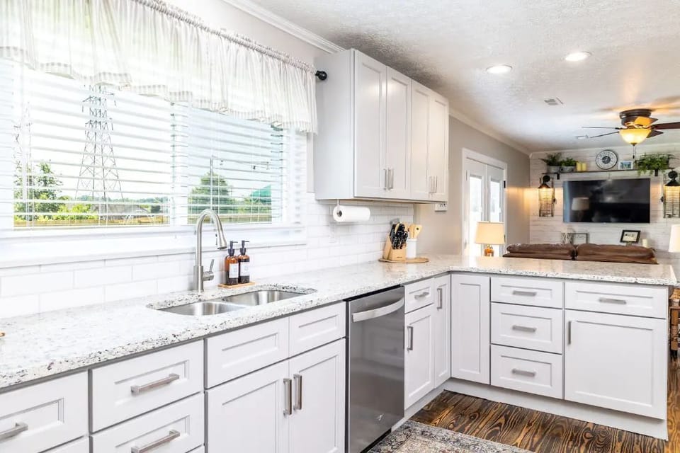 Large open kitchen, granite, full size appliances, well equipped.