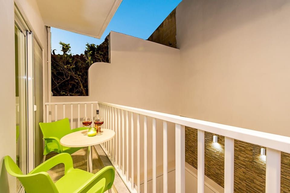 Balcony (No view)