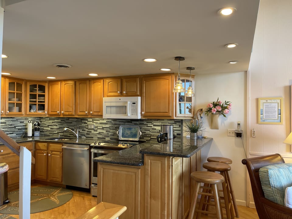 Updated kitchen with granite and raised bar for3