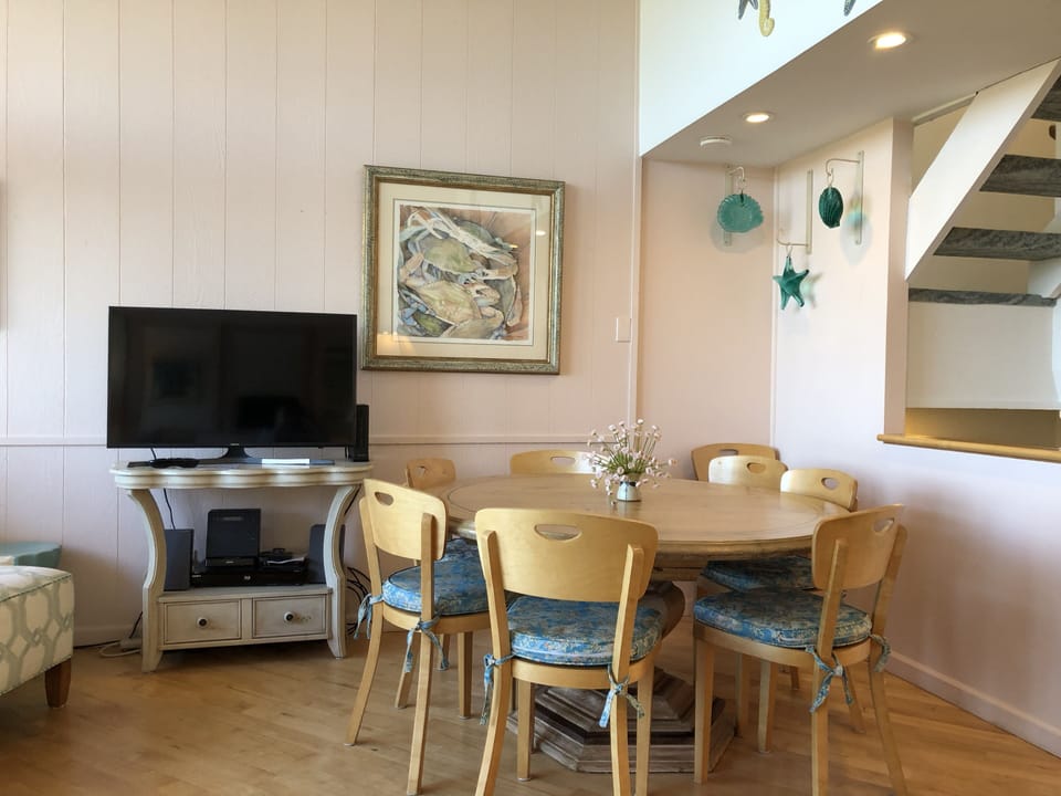 Living room / dining table