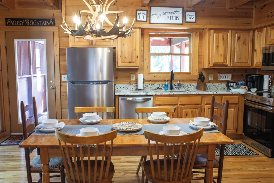 Seating for 6 + a high top table for 2.