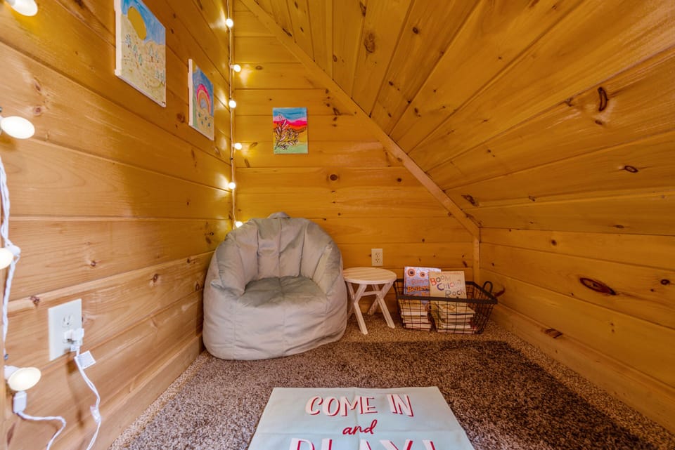 Small twin bedroom off 2nd bedroom, inclduing a children's reading/playing nook. This room has a door for privacy.
