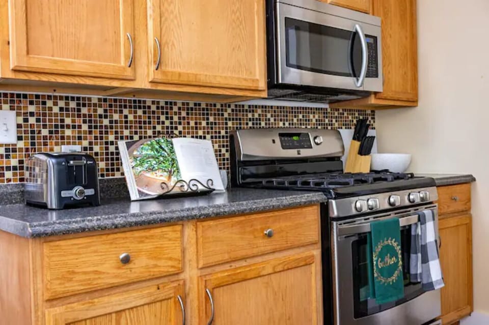 Fully stocked kitchen with gas stove/oven
